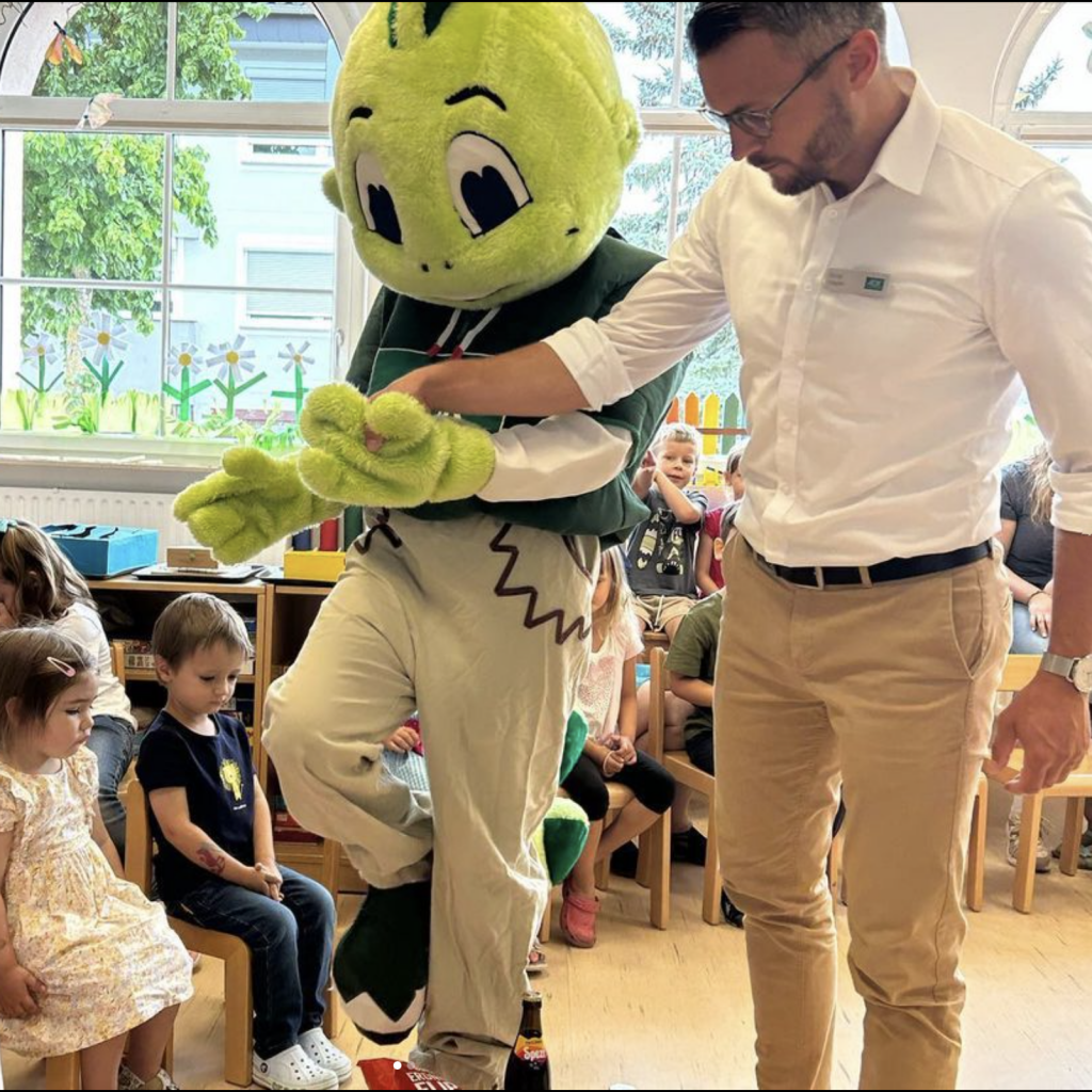 Dr. Inge Gräßle mit der Lok im Kindergarten Waldstetten